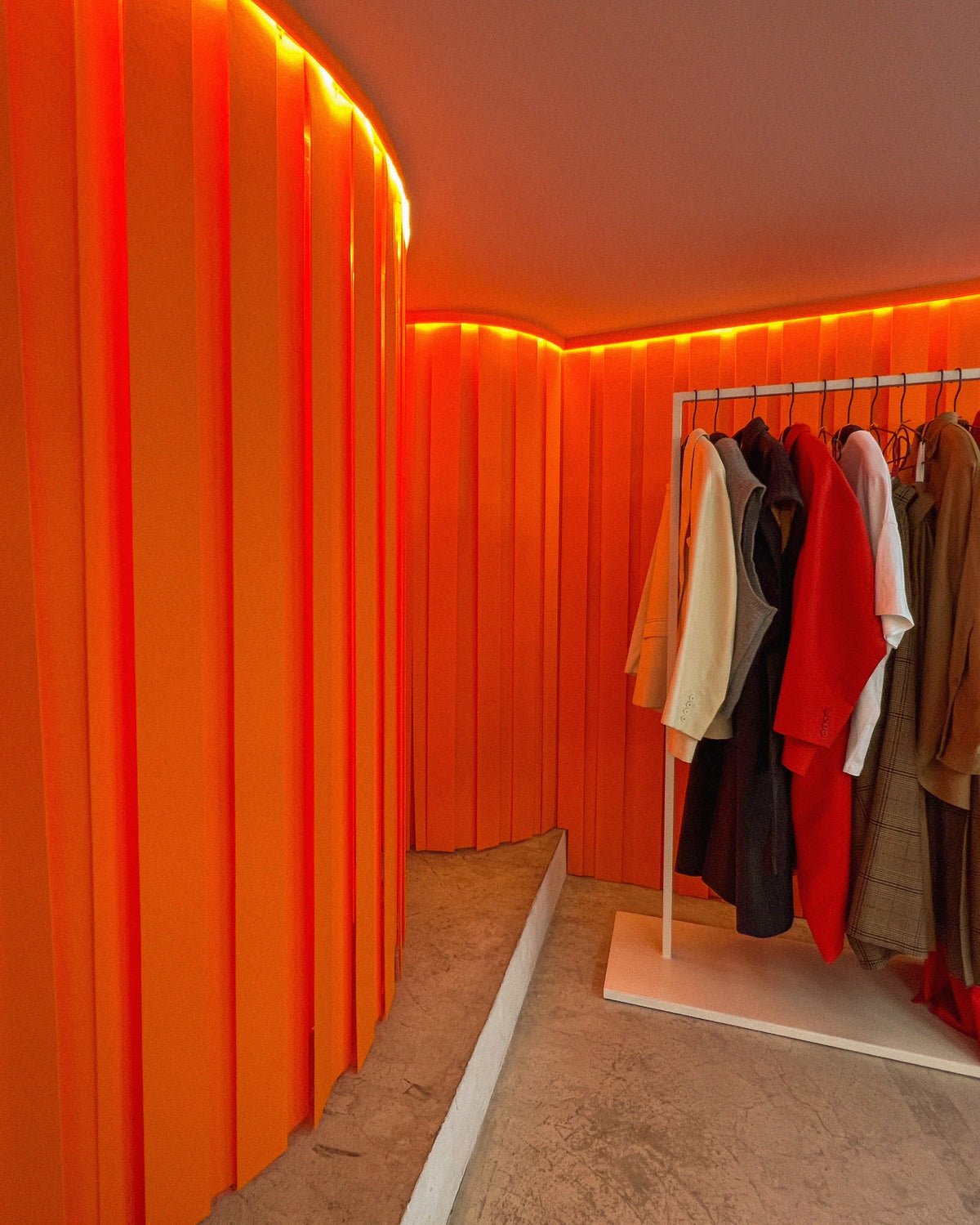 ORANGE-WALLS-CLOTHES-POP-UP-LOUIS-RUBI-LR3
