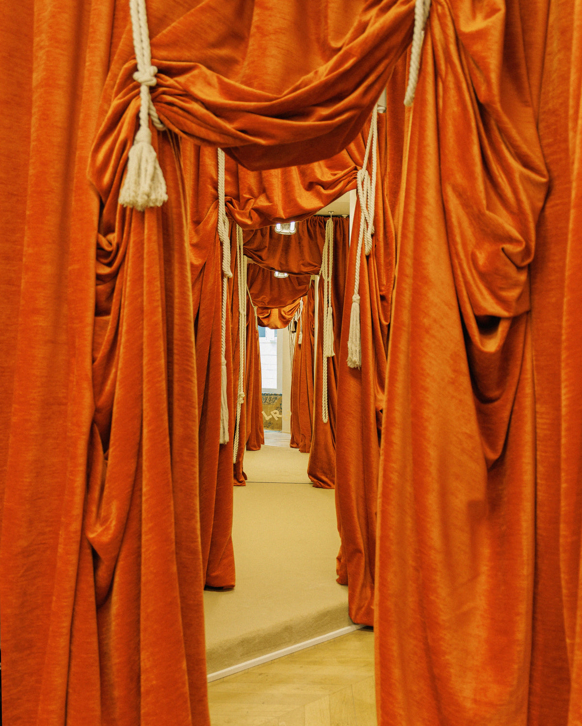 CURTAINS-ORANGE-VELVET-LOUIS-RUBI-BOUTIQUE-PARIS-LR3