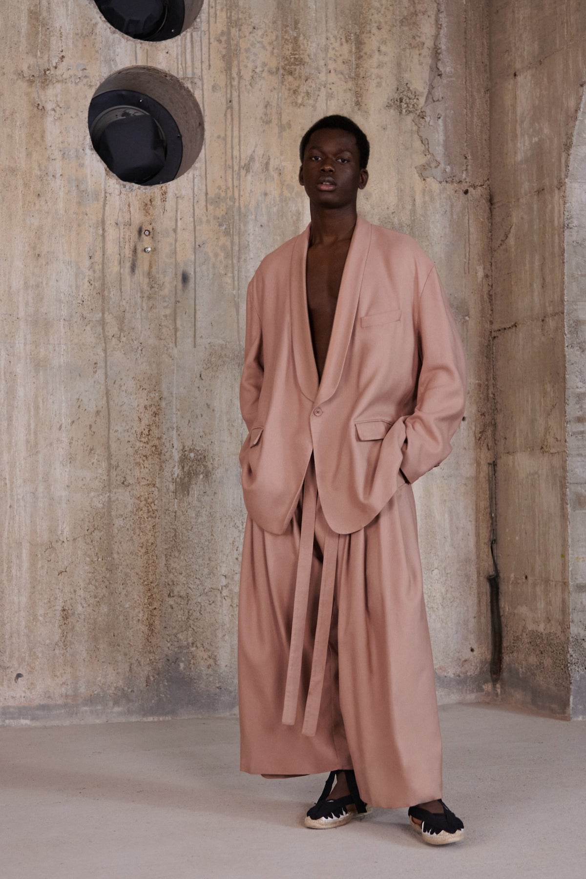 DUSTY-PINK-SUIT-PORTRAIT-LR3-LOUIS-RUBI