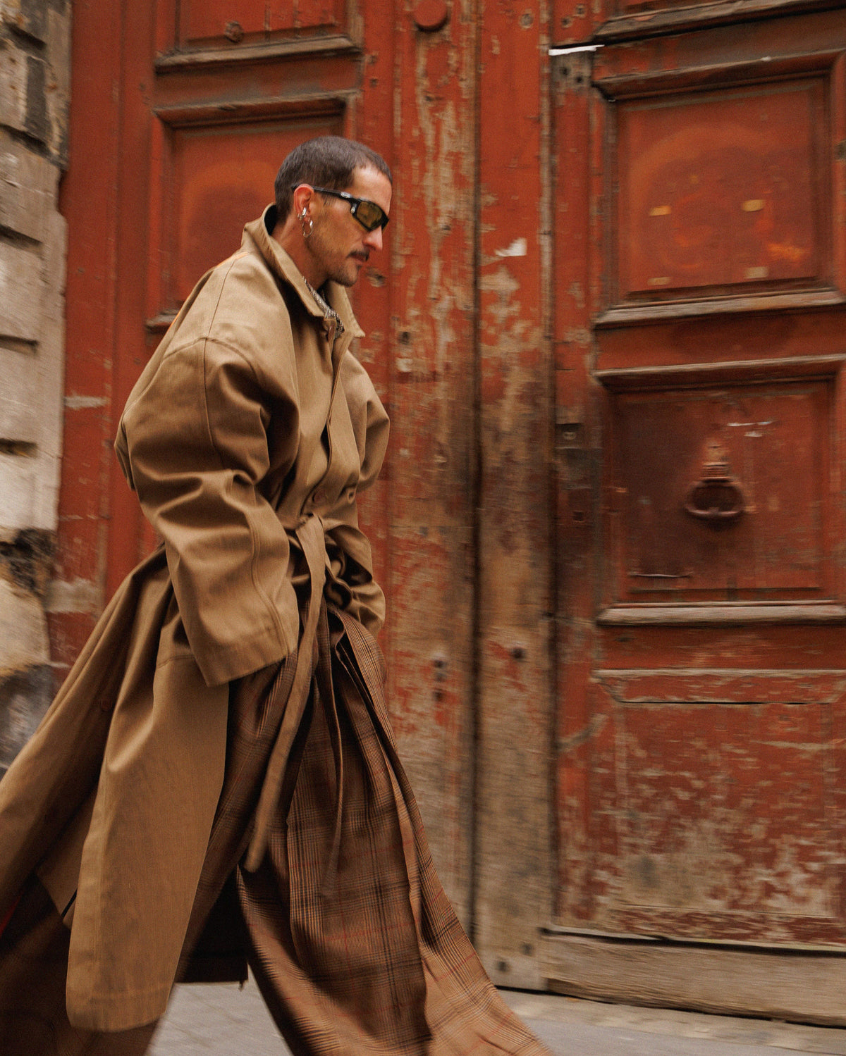 CAMEL-LIGHT-COAT-STREET-LR3-LOUIS-RUBI