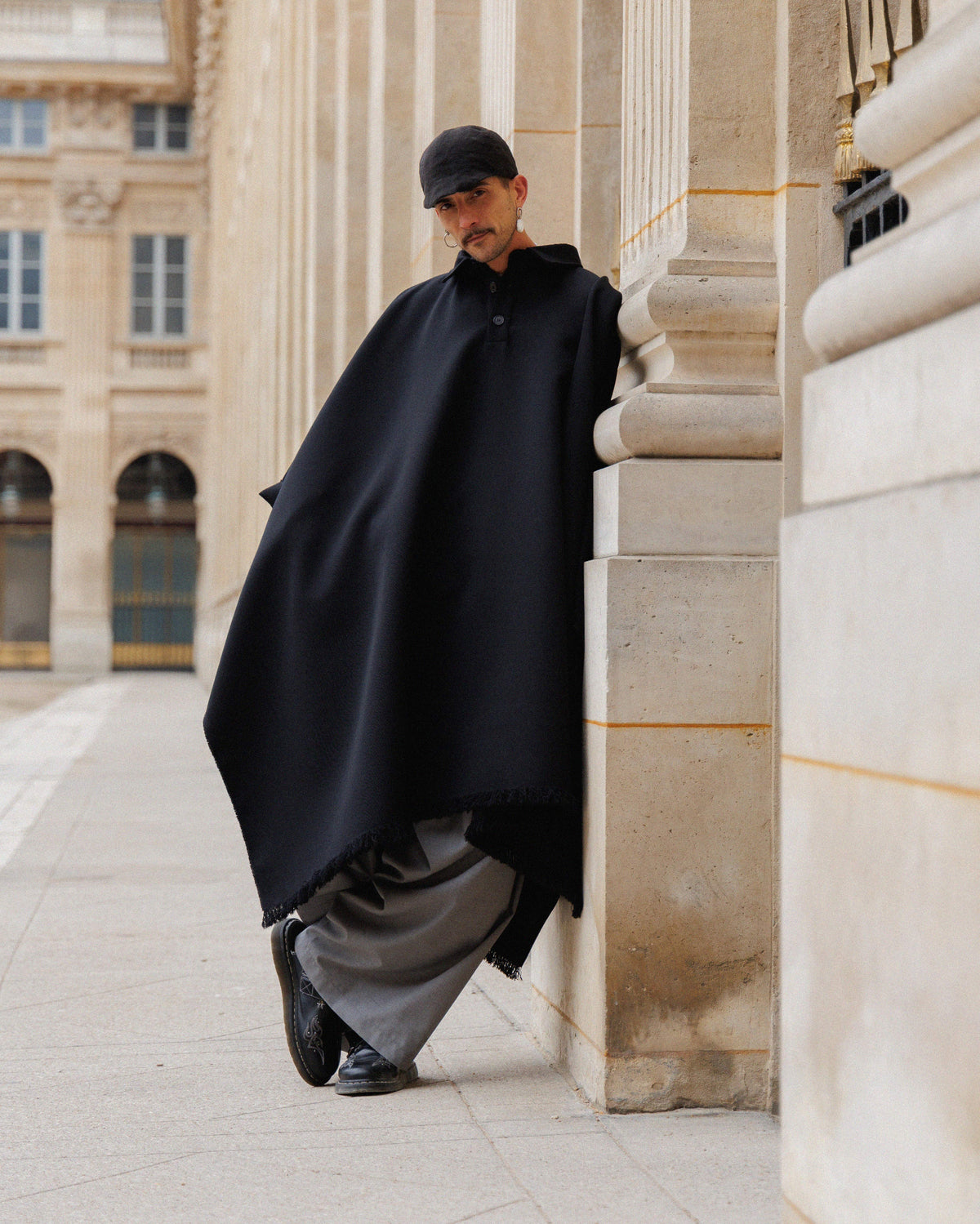 CAPE-BLACK-STREETSTYLE-LR3-LOUIS-RUBI
