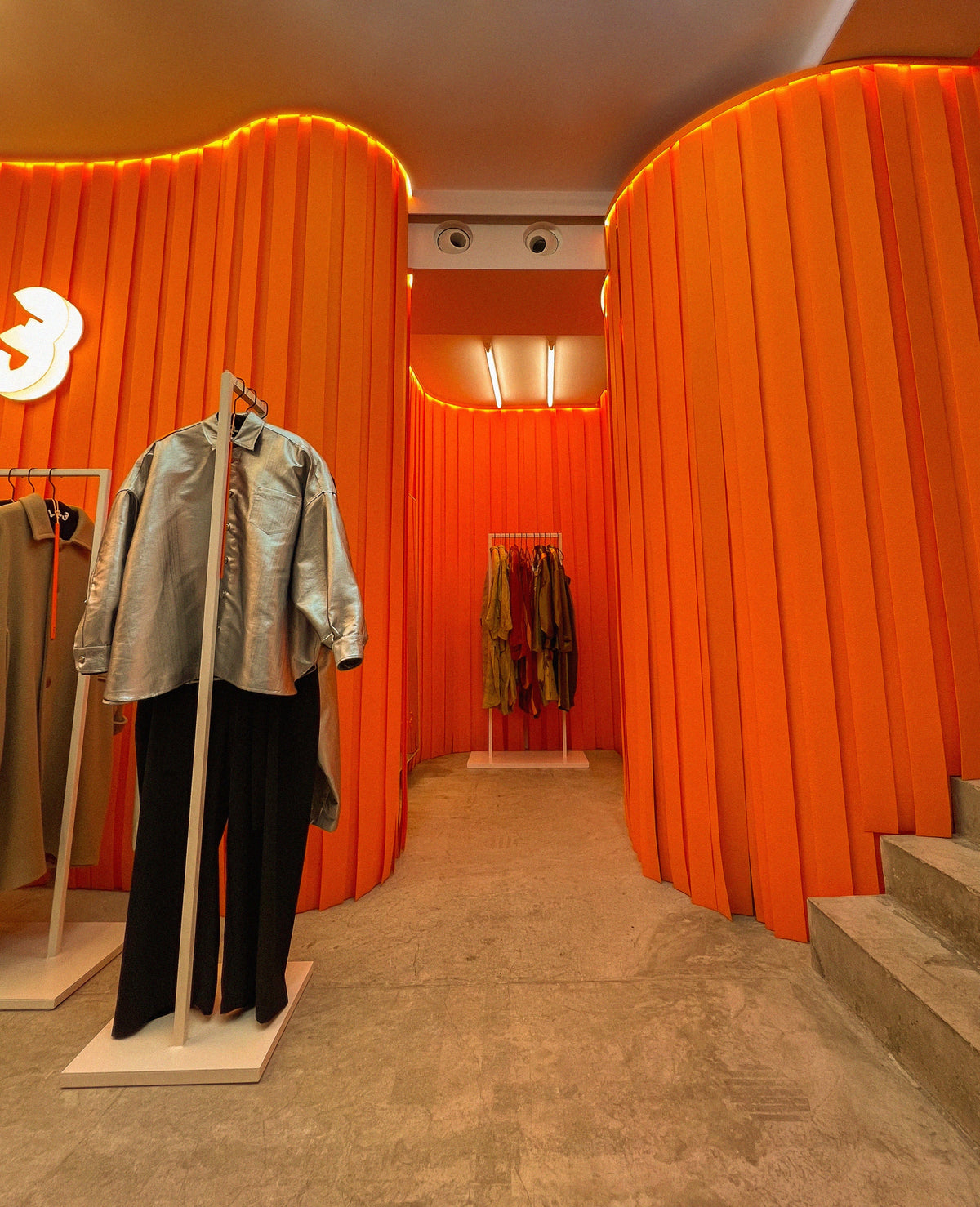 POP-UP-FITTING-ROOM-ENTRANCE-CURVES-ORANGE-LR3-LOUIS-RUBI