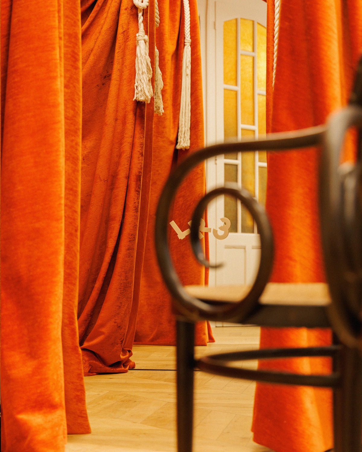 BOUTIQUE-PARIS-DECOR-CHAIR-INTERIOR-LR3