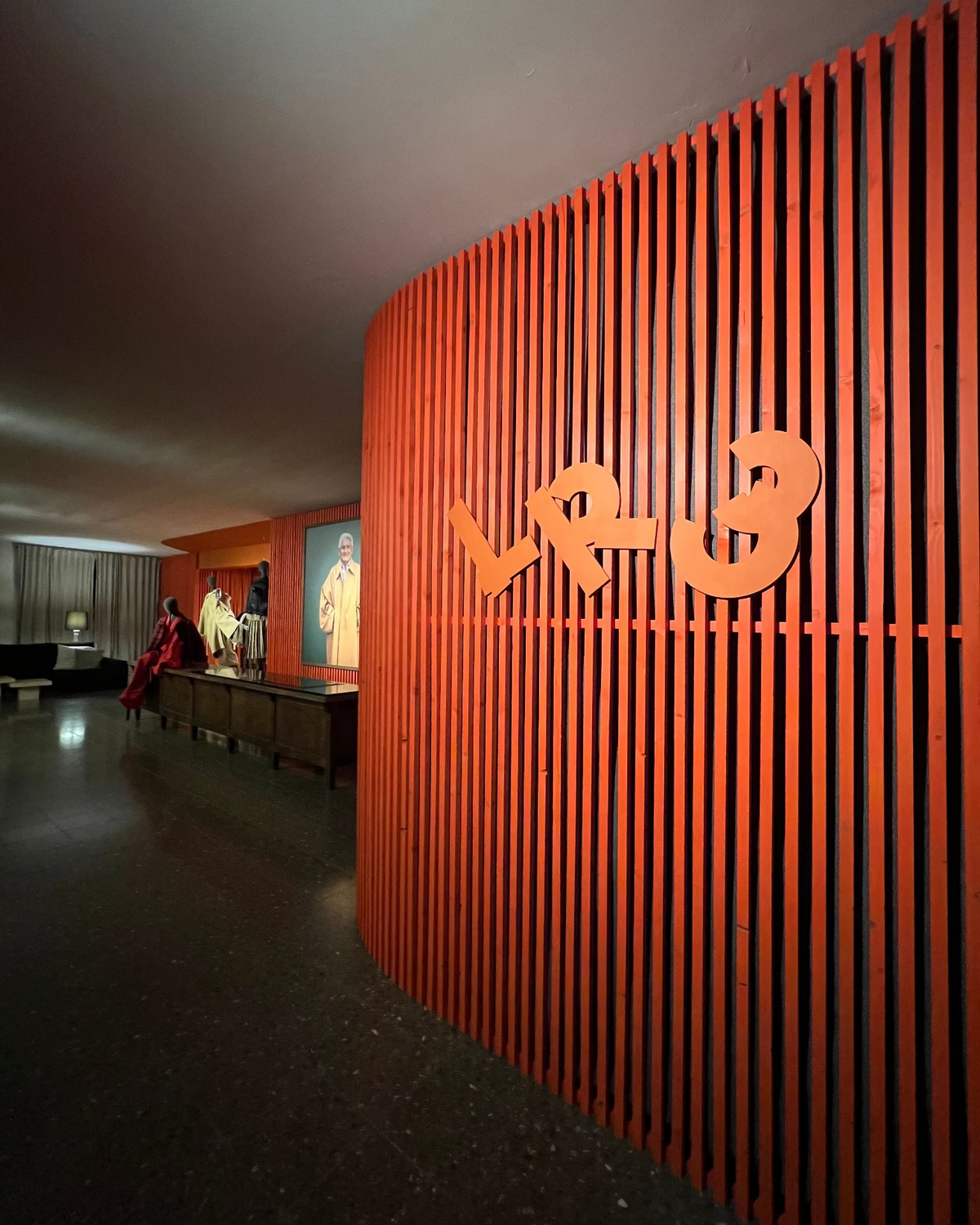 SHOWROOM-BARCELONA-WOOD-WALLS-ORANGE-STUDIO-LR3-LOUIS-RUBI