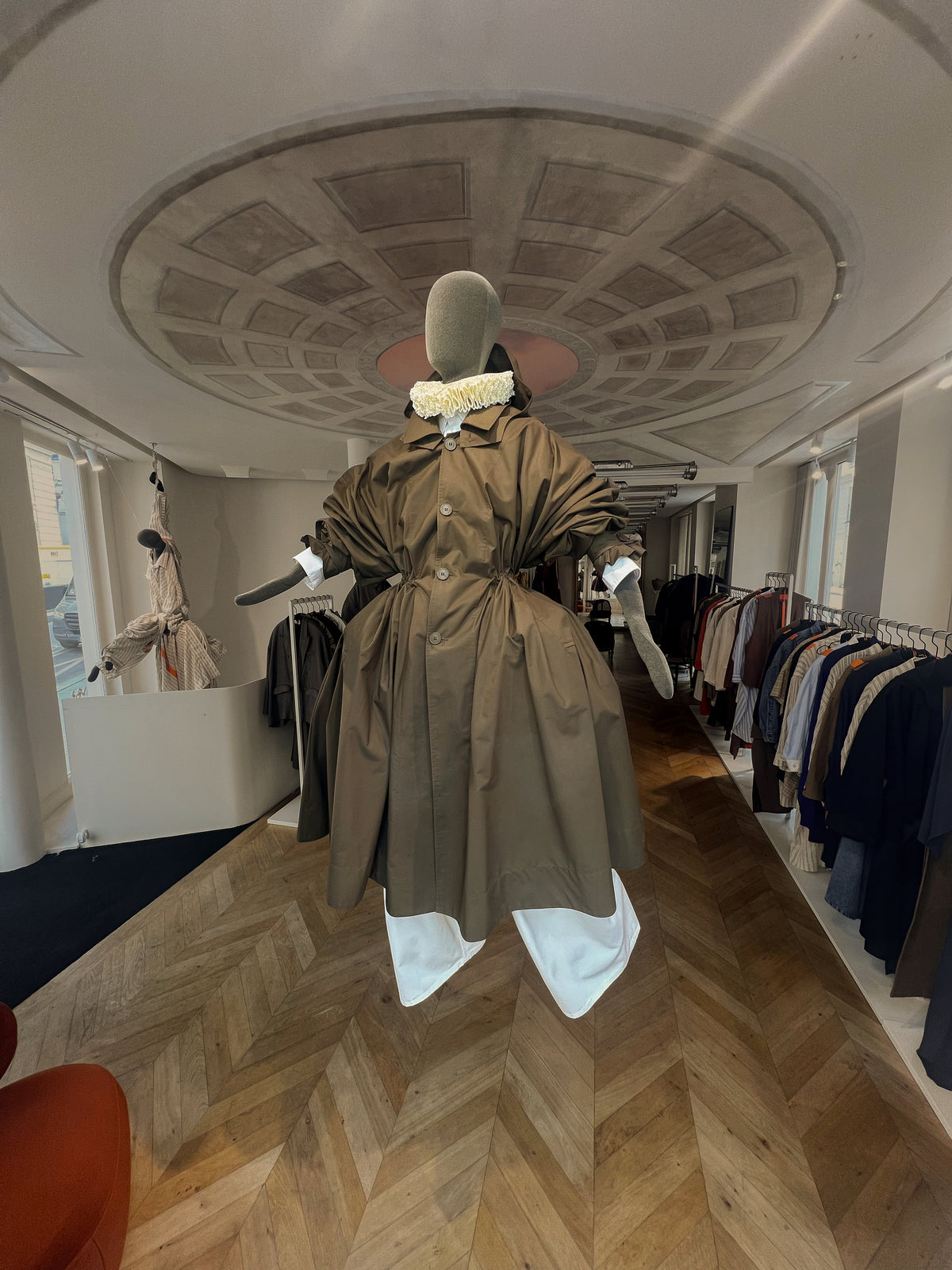 TRENCH-COAT-KAKI-MANNEQUIN-LOOK-LR3-LOUIS-RUBI