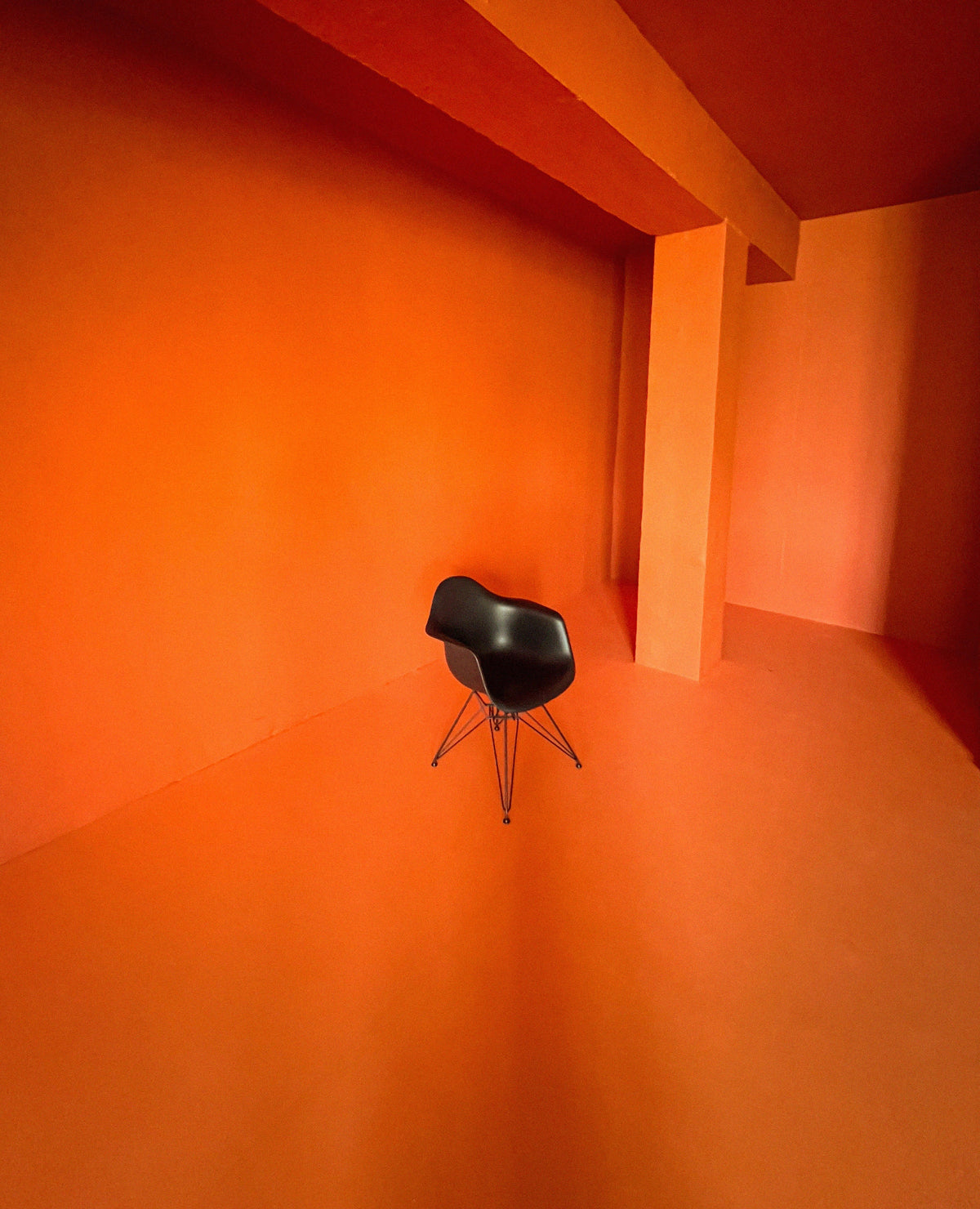 SHOWROOM-BARCELONA-CHAIR-ORANGE-LR3-LOUIS-RUBI