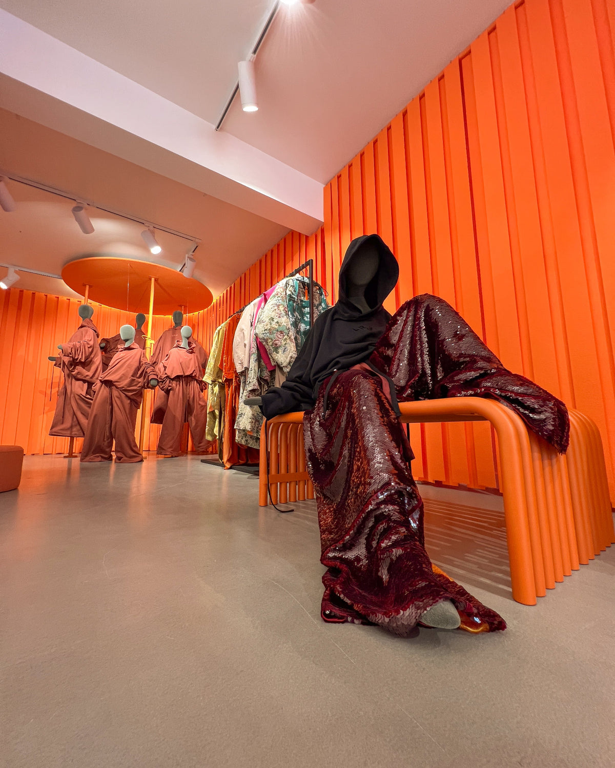 MANNEQUINS-INSTALLATION-SEQUINS-LOUIS-RUBI-LR3