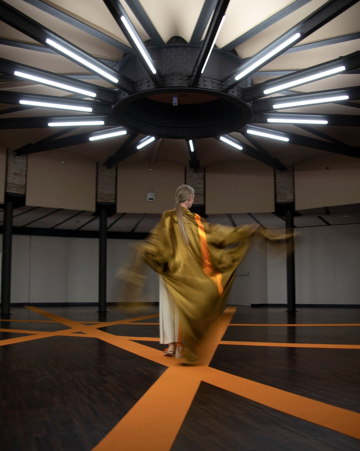 DANCING-GOLD-COAT-DESFILÉ-LOUIS-RUBI-LR3