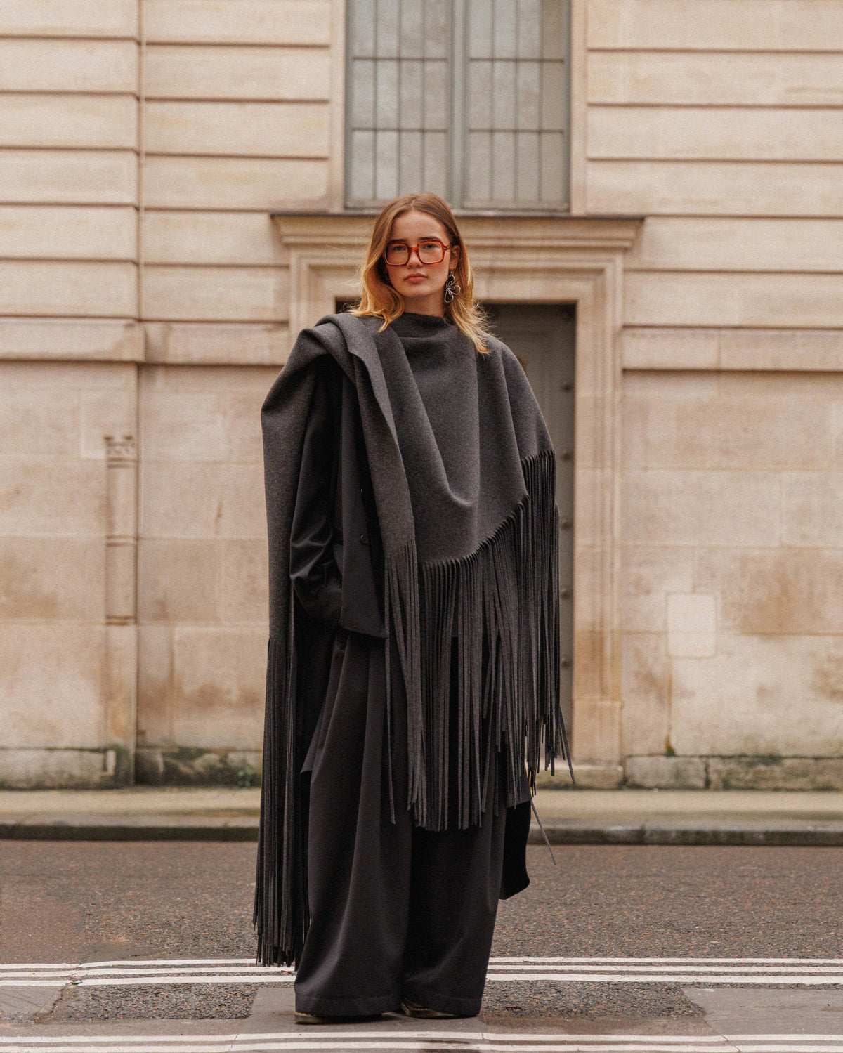 GREY-CAPE-FRINGES-STREETSTYLE-LR3-LOUIS-RUBI