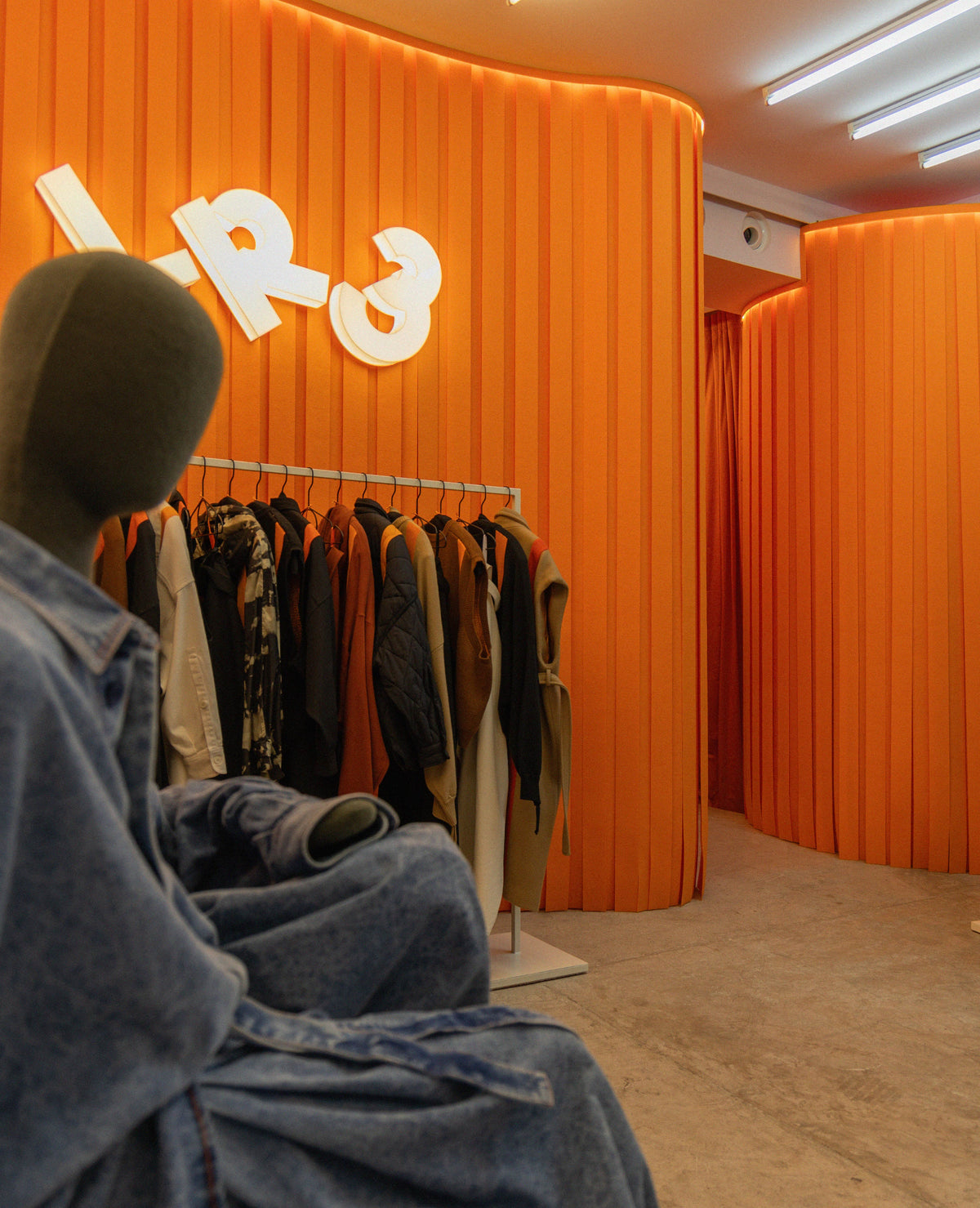 LR3-POP-UP-PARIS-CLOTHES-MANNEQUIN-LOUIS-RUBI