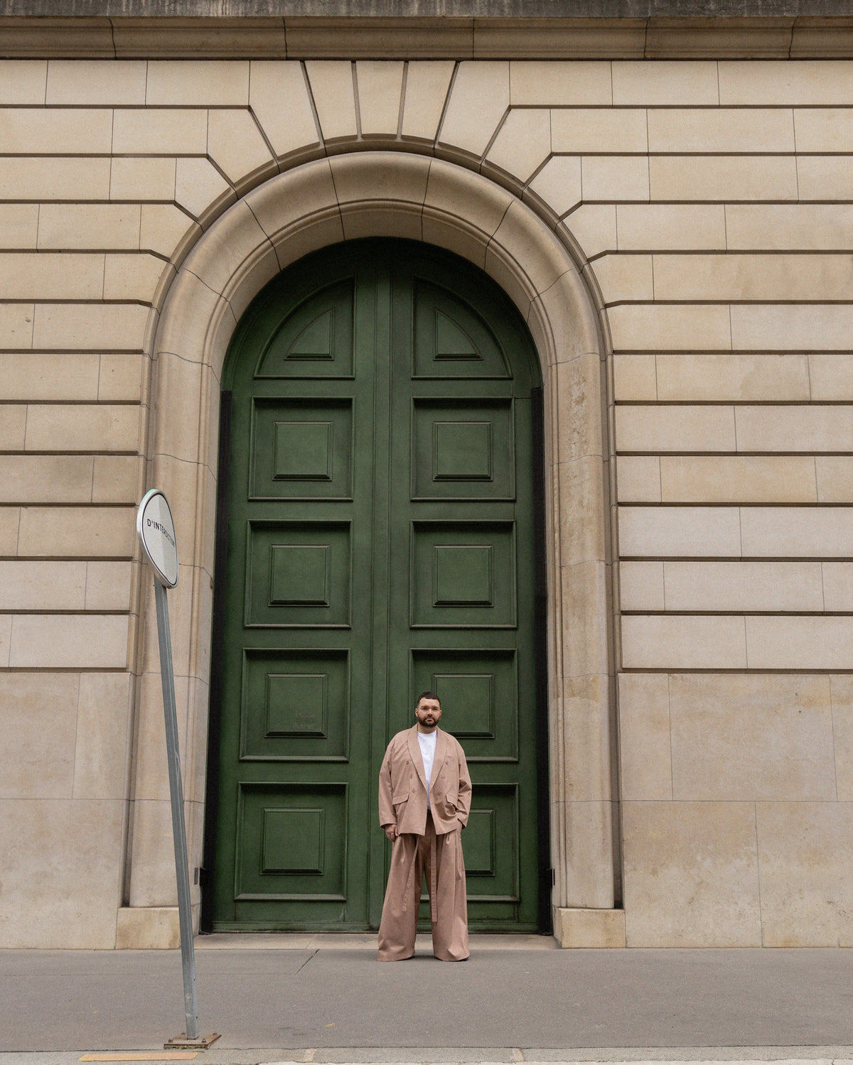 DUSTY-PINK-SUIT-PORTRAIT-STREET-LR3-LOUIS-RUBI