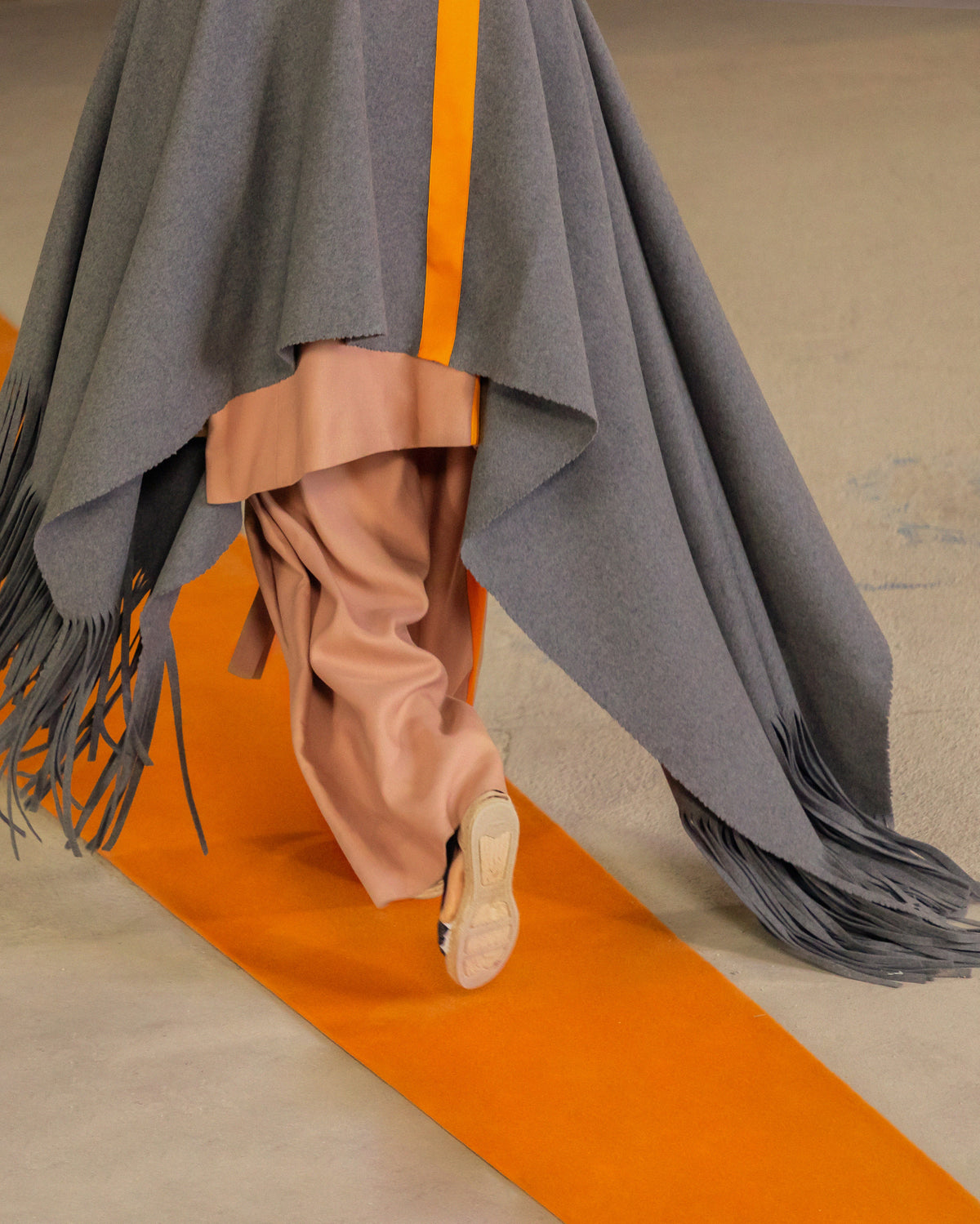 DESFILÉ-BARCELONA-CATWALK-ORANGE-CAPE-LOUIS-RUBI-LR3