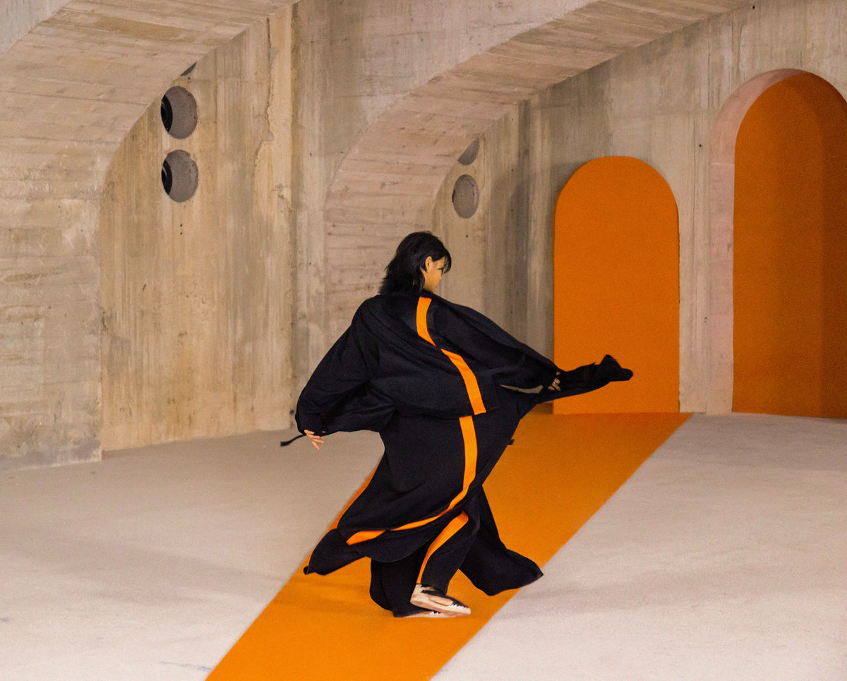 BLACK-SHIRT-TROUSERS-ORANGE-LINE-DESFILÉ-BARCELONA-LR3-LOUIS-RUBI