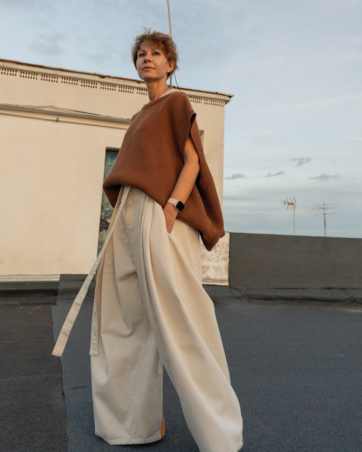 CAMEL-VEST-OVERSIZE-PORTRAIT-LR3-LOUIS-RUBI