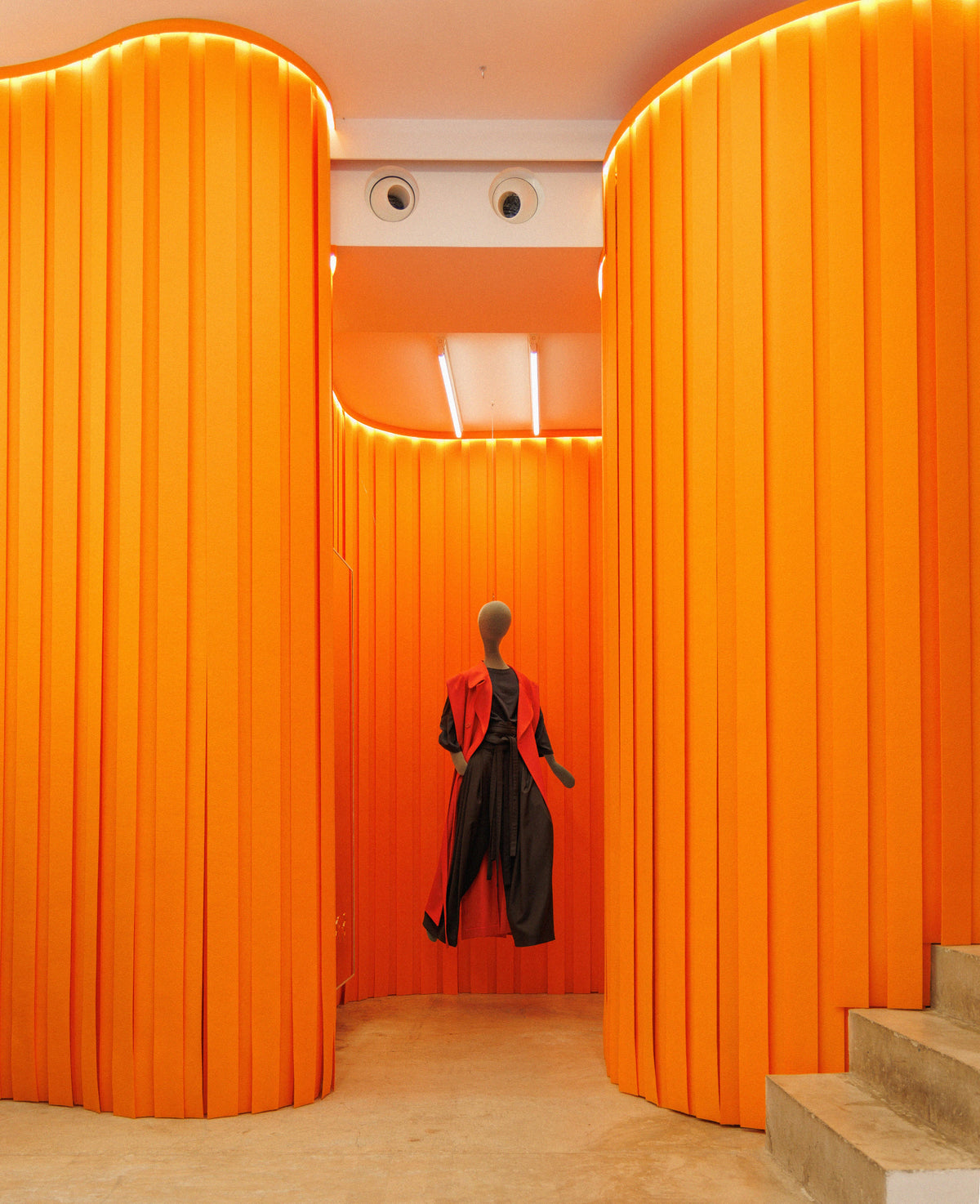 CURVES-ORANGE-WALL-INSTALLATION-POP-UP-LOUIS-RUBI-LR3