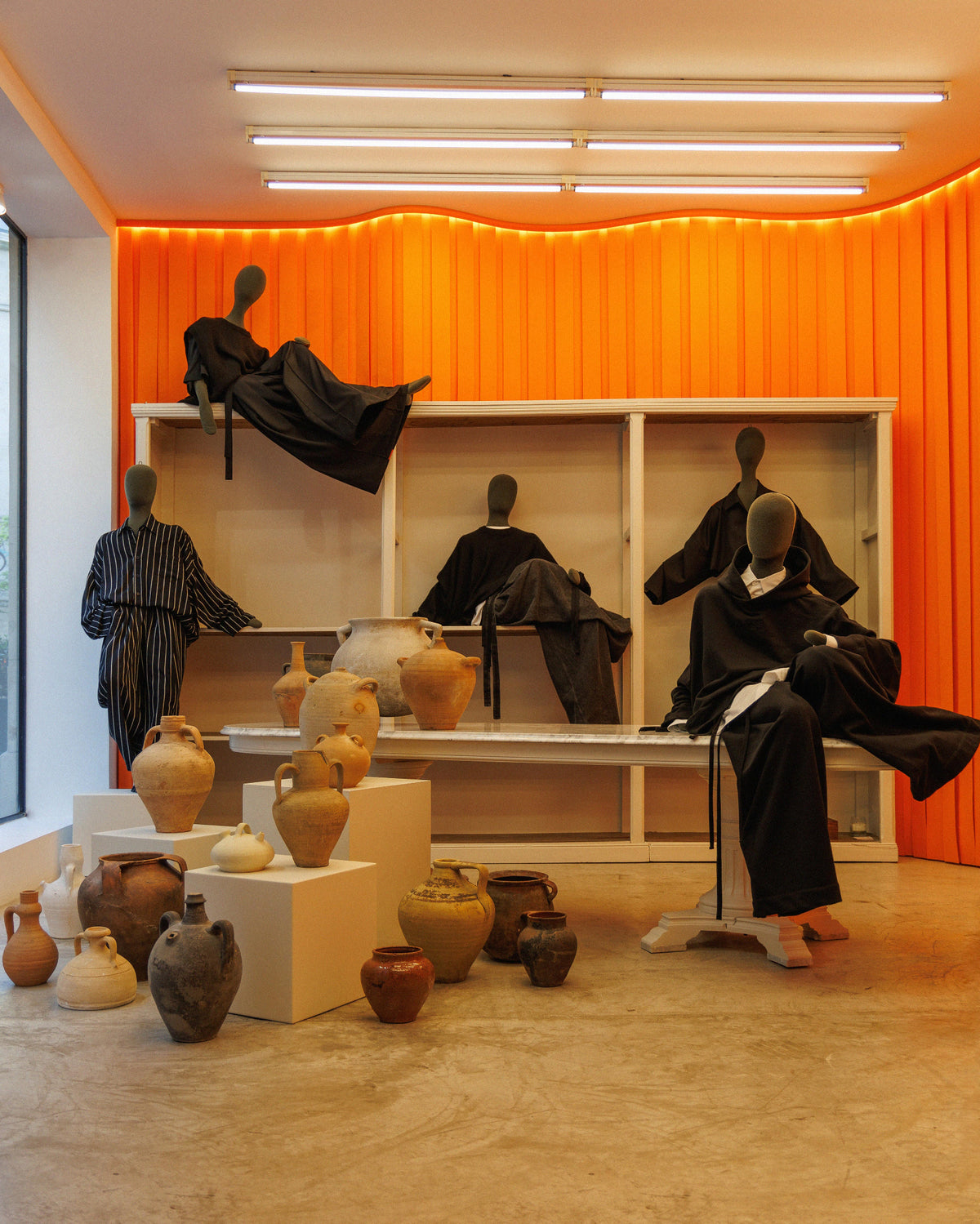 POP-UP-PARIS-INSTALLATION-MANNEQUINS-LOOKS-LR3-LOUIS RUBI