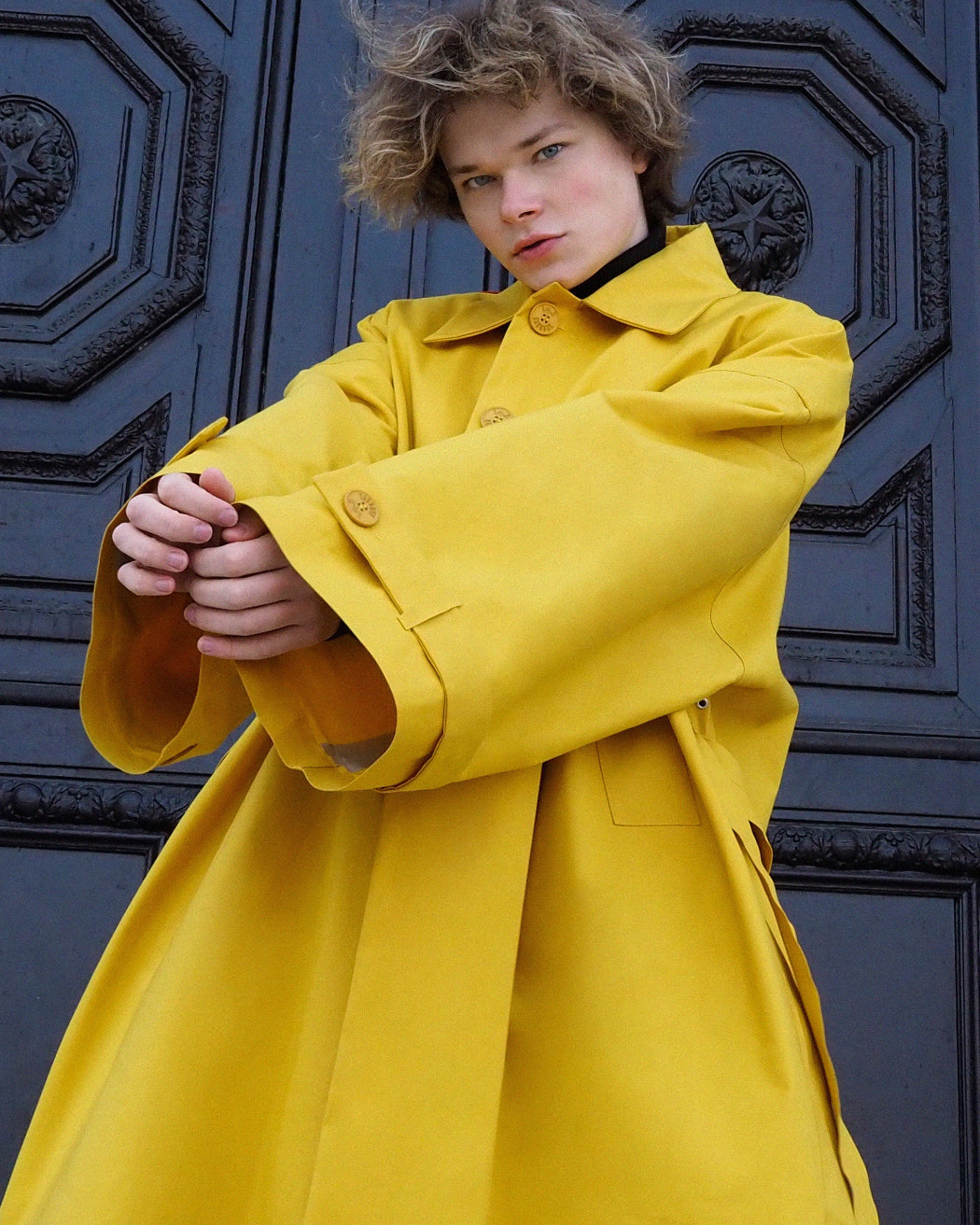 YELLOW-COAT-STREETSTYLE-LR3-LOUIS-RUBI